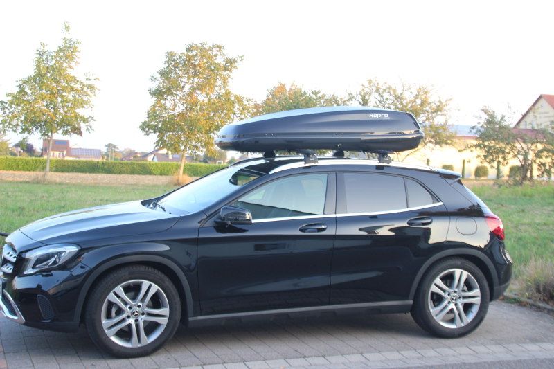 Dachbox von HAPRO mit 430 Litet Fassungsvermögen auf einem Mercedes GLA