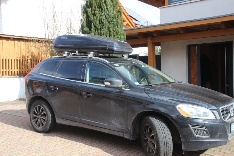 Dachbox mit 430 Liter Volumen auf einem Volvo XC60 SUV