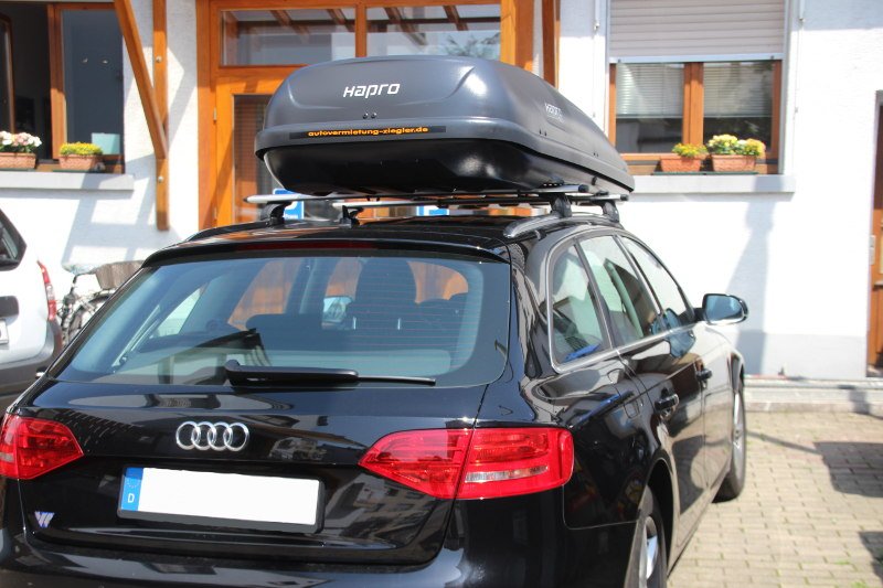 Eine 530-Liter-Dachbox auf einem Audi A4 Avant Kombi