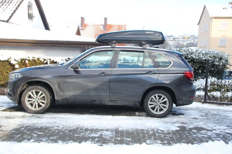Eine Dachbox mit 530 Litern Fassungsvermögen auf einem BMW X5, bei uns zu mieten z.B. in Karlsruhe und Umgebung