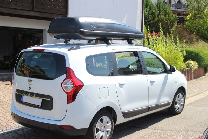 Rastatt: eine Dachbox von HAPRO mit einem Volumen von 600 Liter auf einem Dacia Lodgy Van