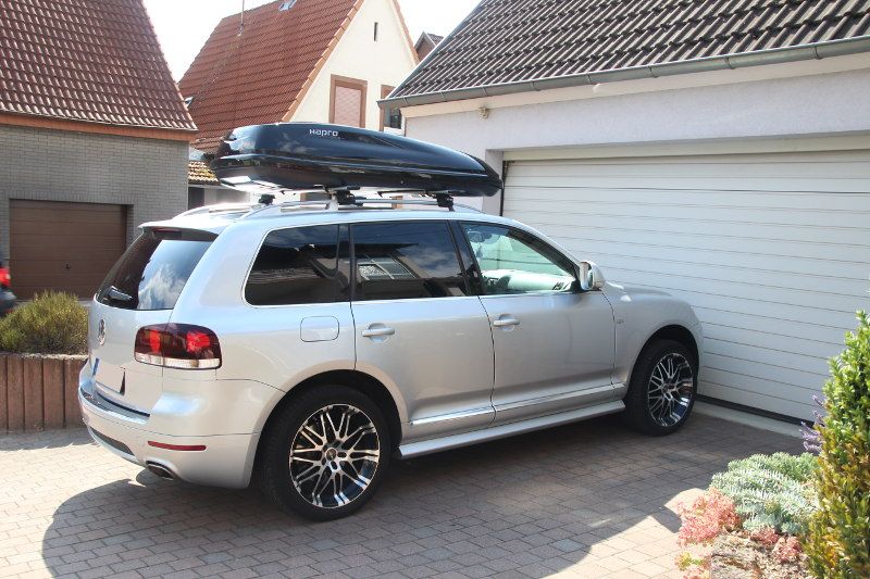 Eine Dachbox von Hapro montiert auf einem VW Touareg