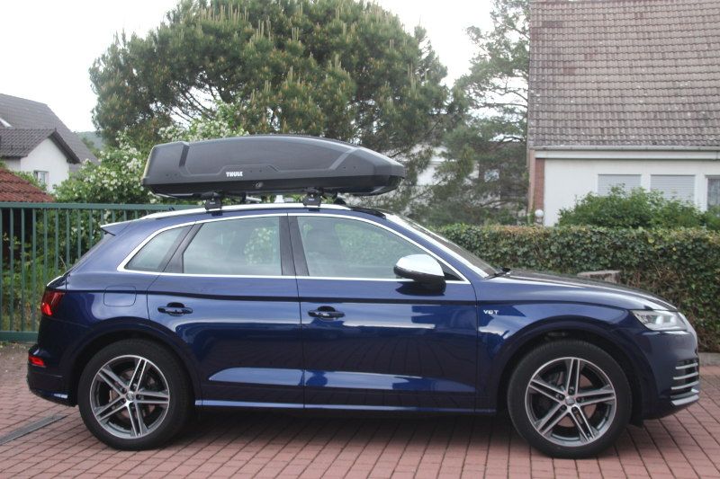 Ettlingen: eine Dachbox mit 450 Liter Volumen auf einem Audi SQ5