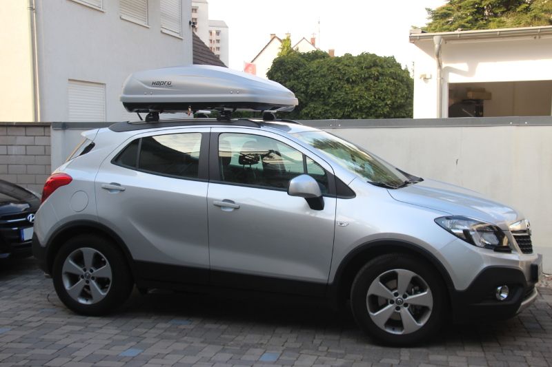 Ettlingen: Dachbox von HAPRO mit 370 Liter Volumen auf einem Opel Mokka