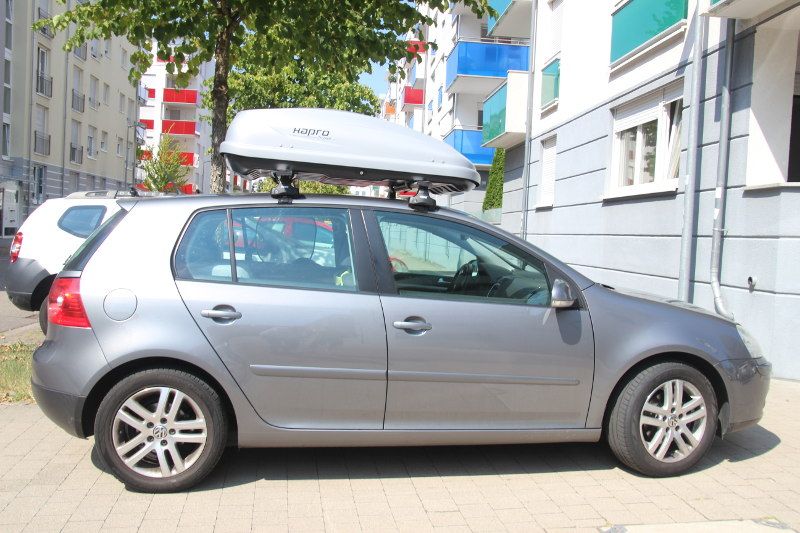 Dachbox von HAPRO  und Dachträger von Thule auf einem Volkswagen Golf V in Karlsruhe