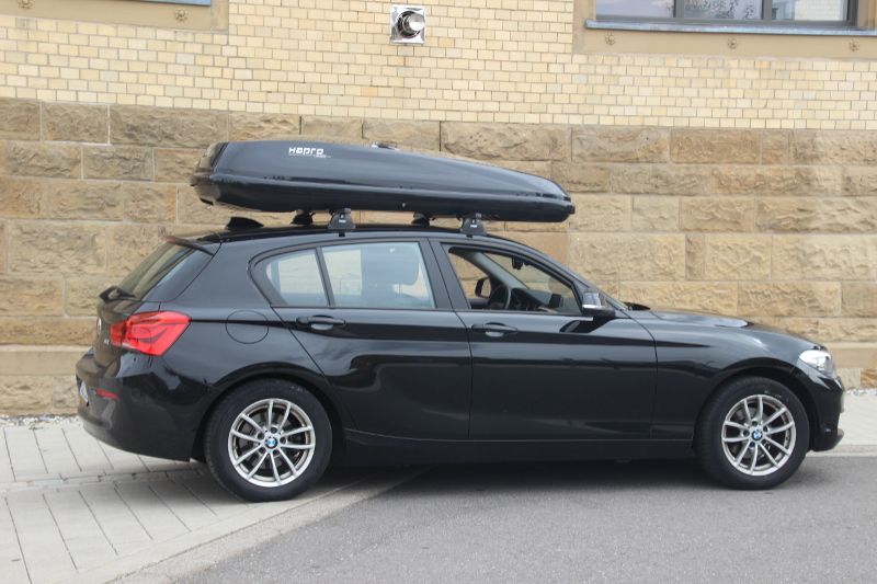 Eine Dachbox mit 530 Litern Volumen auf einem 1er BMW