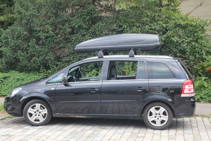 Karlsruhe: eine Dachbox mit 530 Liter Volumen auf einem Opel Zafira