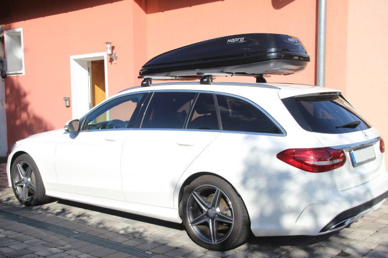 Eine Dachbox von HAPRO und Dachträger von THULE auf einem Mercedes C-Klasse Kombi Touring